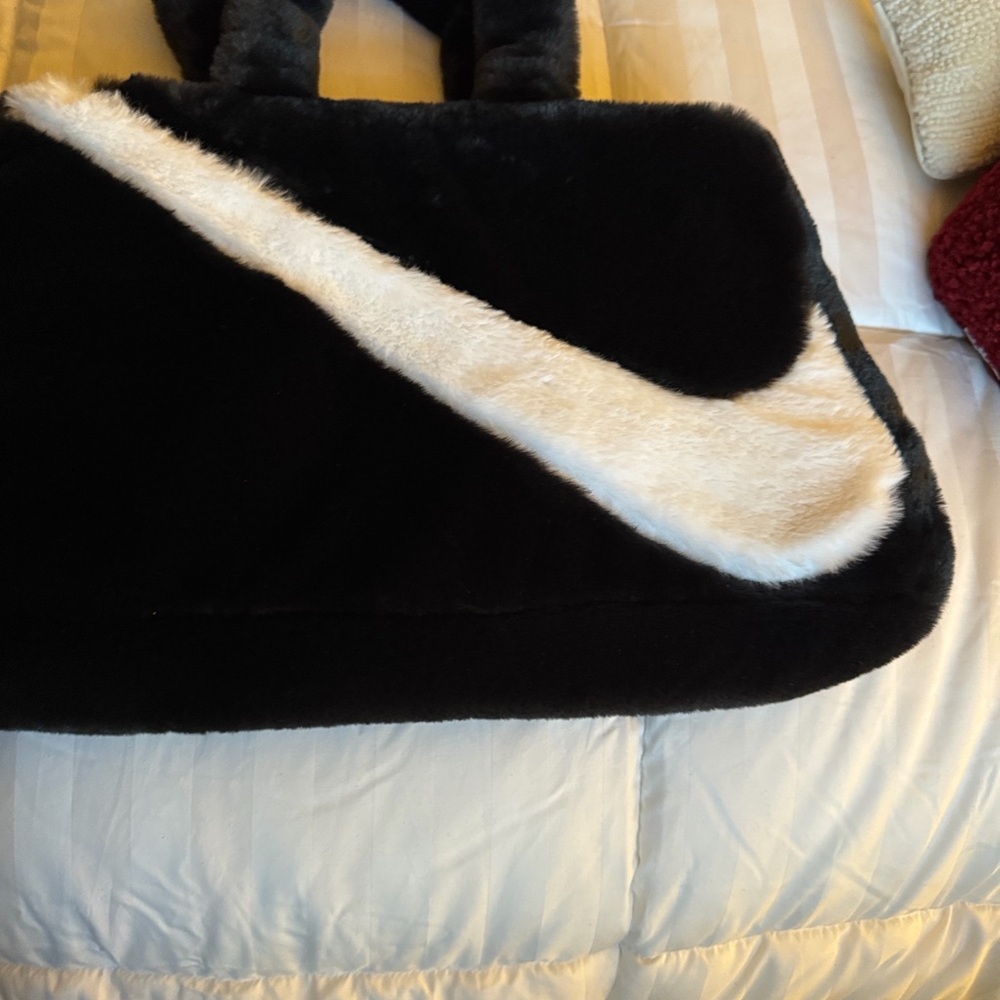 Nike Faux Fur bag - Picture 2 of 3